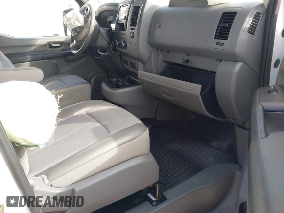 2018 Nissan NV Cargo S z VIN 1N6BF0KM9JN816925, wystawiony jako IAAI lot #41416712 z przebiegiem 93 130 mil mil oraz . Historia ofert i sprzedaży dostępna na DreamBid. Obrazek 5.