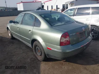 2002 Volkswagen Passat z VIN WVWPD23B42P070347, wystawiony jako IAAI lot #41546173 z przebiegiem 303 916 mil mil oraz . Historia ofert i sprzedaży dostępna na DreamBid. Obrazek 3.