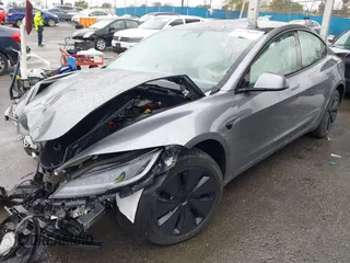 2025 Tesla Model 3 Long Range z VIN 5YJ3E1EA2SF885408, wystawiony jako IAAI lot #41778498 z przebiegiem 1 566 mil mil oraz . Historia ofert i sprzedaży dostępna na DreamBid. Obrazek 2.