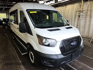 2023 Ford Transit Passenger XL z VIN 1FBAX2C82PKB52779, wystawiony jako IAAI lot #42459426 z przebiegiem 9 080 mil mil oraz . Historia ofert i sprzedaży dostępna na DreamBid. Obrazek 1.