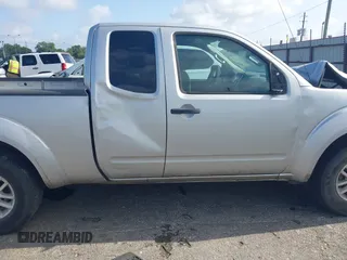 2015 Nissan Frontier S z VIN 1N6BD0CT7FN716390, wystawiony jako IAAI lot #42519222 z przebiegiem 175 588 mil mil oraz . Historia ofert i sprzedaży dostępna na DreamBid. Obrazek 13.