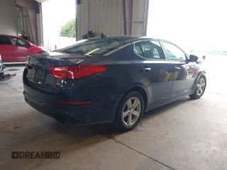 2015 Kia Optima LX z VIN 5XXGM4A77FG483662, wystawiony jako IAAI lot #42602173 z przebiegiem 81 971 mil mil oraz . Historia ofert i sprzedaży dostępna na DreamBid. Obrazek 4.