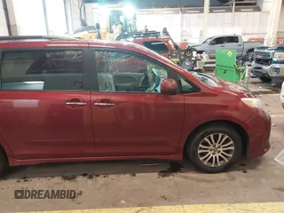 2018 Toyota Sienna XLE Auto Access Seat with VIN 5TDYZ3DC8JS935926, listed as a IAAI auction lot 41630567 with 105,224 mi miles. Bid and sale history available at carsss.com. Image 13.