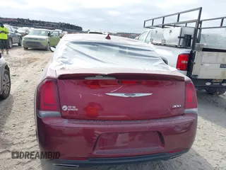 2020 Chrysler 300 S z VIN 2C3CCABT0LH233849, wystawiony jako IAAI lot #40689077 z przebiegiem 77 405 mil mil oraz . Historia ofert i sprzedaży dostępna na DreamBid. Obrazek 6.