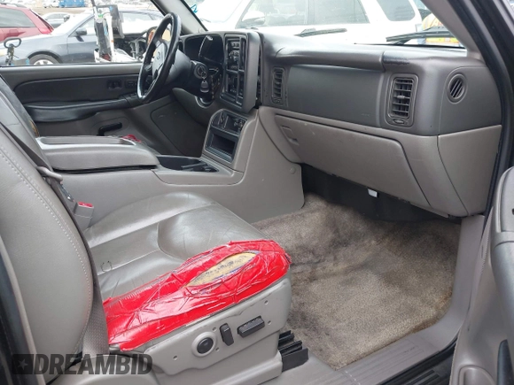 2003 Chevrolet Tahoe LS with VIN 1GNEC13T73R297770, listed as a IAAI auction lot 42071895 with 215,848 mi miles. Bid and sale history available at carsss.com. Image 5.