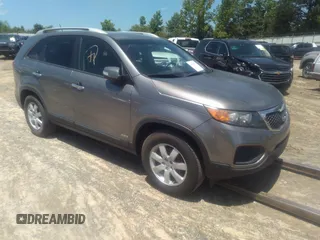 2013 Kia Sorento LX with VIN 5XYKTDA28DG336051, listed as a IAAI auction lot 41956476 with 179,549 mi miles. Bid and sale history available at carsss.com. Image 1.