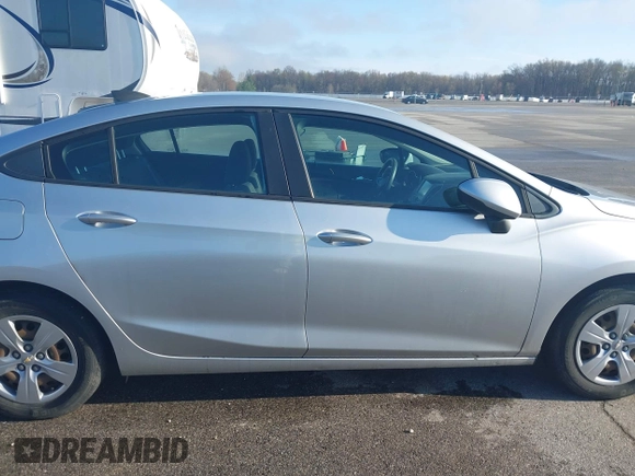 2017 Chevrolet Cruze LS z VIN 1G1BC5SM7H7244219, wystawiony jako IAAI lot #41905112 z przebiegiem 177 773 mil mil oraz . Historia ofert i sprzedaży dostępna na DreamBid. Obrazek 13.