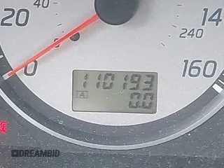 2003 Nissan Maxima SE z VIN JN1DA31D03T513448, wystawiony jako IAAI lot #41680975 z przebiegiem 110 193 mil mil oraz . Historia ofert i sprzedaży dostępna na DreamBid. Obrazek 7.
