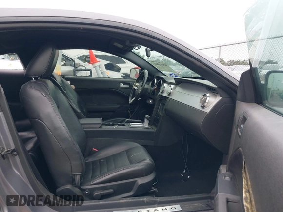2006 Ford Mustang GT Deluxe z VIN 1ZVHT82H065132924, wystawiony jako IAAI lot #42402048 z przebiegiem 146 526 mil mil oraz . Historia ofert i sprzedaży dostępna na DreamBid. Obrazek 5.