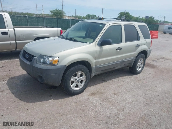 2005 Ford Escape XLT with VIN 1FMYU93135KC70928, listed as a IAAI auction lot 42102594 with 107,225 mi miles. Bid and sale history available at carsss.com. Image 2.