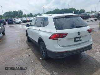 2022 Volkswagen Tiguan SE z VIN 3VV2B7AX0NM079702, wystawiony jako IAAI lot #42600950 z przebiegiem 91 826 mil mil oraz . Historia ofert i sprzedaży dostępna na DreamBid. Obrazek 3.