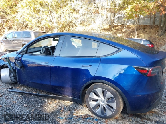 2024 Tesla Model Y Long Range with VIN 7SAYGDEE1RA266328, listed as a IAAI auction lot 40610351 with 13,573 mi miles. Bid and sale history available at carsss.com. Image 15.