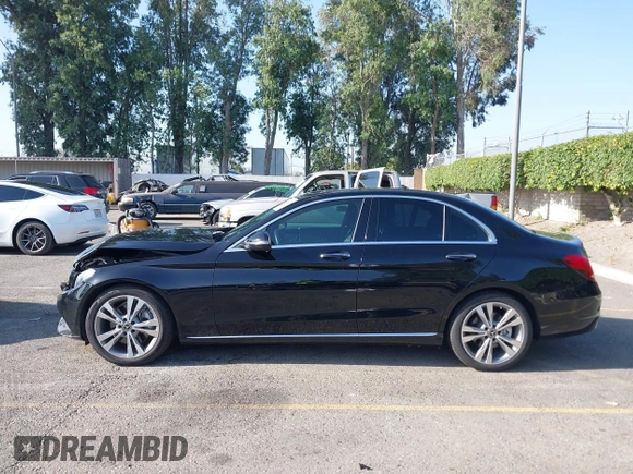2018 Mercedes-Benz C 300 z VIN 55SWF4JB4JU273394, wystawiony jako IAAI lot #42497154 z przebiegiem 55 606 mil mil oraz . Historia ofert i sprzedaży dostępna na DreamBid. Obrazek 14.