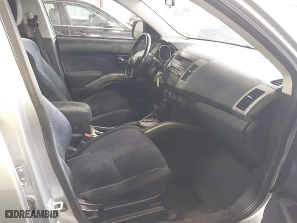 2011 Mitsubishi Outlander ES with VIN JA4AS2AW4BU025549, listed as a IAAI auction lot 41837460 with 98,647 mi miles. Bid and sale history available at carsss.com. Image 5.