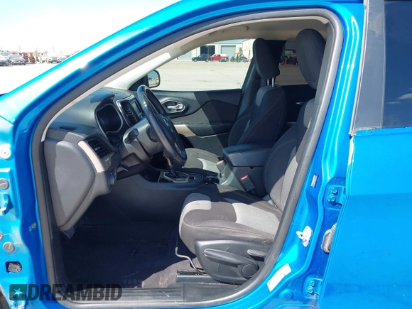 2018 Jeep Cherokee Latitude z VIN 1C4PJLCB6JD597109, wystawiony jako IAAI lot #42436844 z przebiegiem 119 383 mil mil oraz . Historia ofert i sprzedaży dostępna na DreamBid. Obrazek 5.