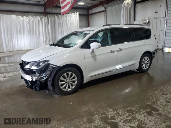 2018 Chrysler Pacifica Touring L z VIN 2C4RC1BG3JR292040, wystawiony jako Copart lot #55304725 z przebiegiem 64 478 mil mil oraz Szkody całkowita. Historia ofert i sprzedaży dostępna na DreamBid. Obrazek 1.