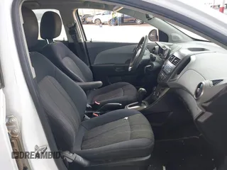 2014 Chevrolet Sonic LT z VIN 1G1JC5SH0E4200669, wystawiony jako IAAI lot #42368021 z przebiegiem 139 845 mil mil oraz . Historia ofert i sprzedaży dostępna na DreamBid. Obrazek 5.
