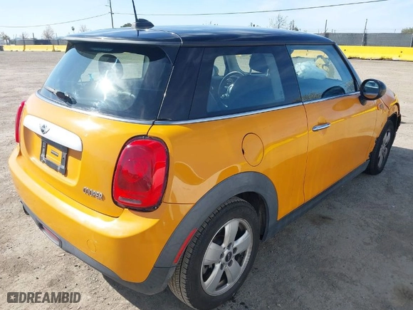 2015 MINI Cooper Hardtop with VIN WMWXM5C57FT940968, listed as a IAAI auction lot 41977972 with 92,974 mi miles. Bid and sale history available at carsss.com. Image 4.