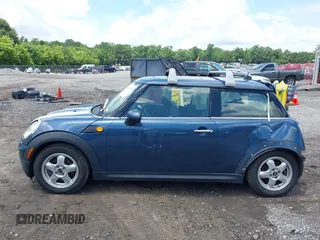 2009 MINI Hardtop with VIN WMWMF33509TU74290, listed as a IAAI auction lot 42538919 with 104,209 mi miles and . Bid and sale history available at DreamBid. Image 14.