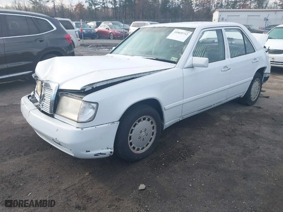 1988 Mercedes-Benz 300 Series 300E with VIN WDBEA30D1JA575693, listed as a IAAI auction lot 41869752 with 194,340 mi miles. Bid and sale history available at carsss.com. Image 2.
