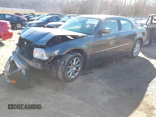 2008 Chrysler 300 z VIN 2C3LA33G58H115466, wystawiony jako IAAI lot #41353662 z przebiegiem 111 489 mil mil oraz . Historia ofert i sprzedaży dostępna na DreamBid. Obrazek 2.