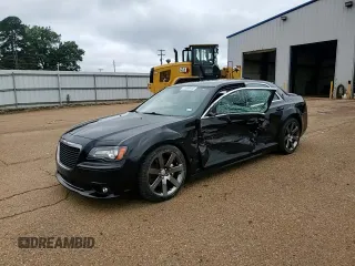 2013 Chrysler 300 SRT-8 z VIN 2C3CCAFJ5DH652791, wystawiony jako Copart lot #55895915 z przebiegiem 146 485 mil mil oraz Szkoda całkowita • Salvage title. Historia ofert i sprzedaży dostępna na DreamBid. Obrazek 13.