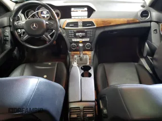 2013 Mercedes-Benz C 300 Sport z VIN WDDGF8AB2DR259172, wystawiony jako Copart lot #57073655 z przebiegiem 124 247 mil mil oraz Szkoda całkowita • Salvage title. Historia ofert i sprzedaży dostępna na DreamBid. Obrazek 8.