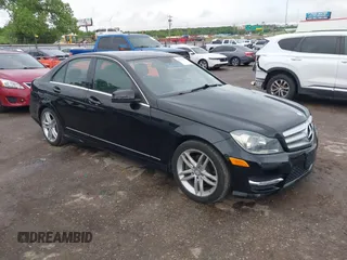 2013 Mercedes-Benz C 250 Sport z VIN WDDGF4HB6DA768677, wystawiony jako IAAI lot #42198100 z przebiegiem 44 496 mil mil oraz . Historia ofert i sprzedaży dostępna na DreamBid. Obrazek 1.