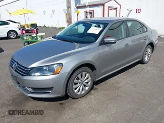 2014 Volkswagen Passat Wolfsburg Edition z VIN 1VWAT7A38EC075514, wystawiony jako IAAI lot #42032834 z przebiegiem 141 015 mil mil oraz . Historia ofert i sprzedaży dostępna na DreamBid. Obrazek 20.