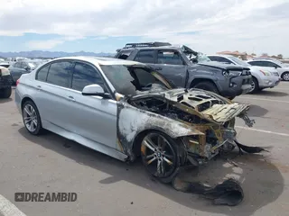 2015 BMW 3 Series 320i xDrive z VIN WBA3C3G52FNS75840, wystawiony jako IAAI lot #41873015 z przebiegiem Nie podano mil oraz . Historia ofert i sprzedaży dostępna na DreamBid. Obrazek 1.