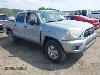 2015 Toyota Tacoma z VIN 5TFLU4ENXFX124659, wystawiony jako IAAI lot #42105481 z przebiegiem 108 848 mil mil oraz . Historia ofert i sprzedaży dostępna na DreamBid. Obrazek 1.