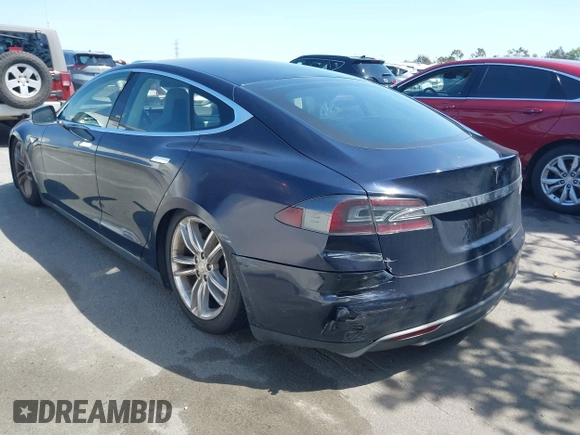 2013 Tesla Model S with VIN 5YJSA1CNXDFP06077, listed as a IAAI auction lot 41958105 with 84,773 mi miles. Bid and sale history available at carsss.com. Image 3.
