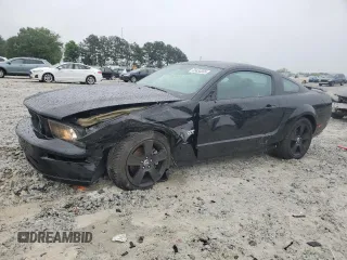 2006 Ford Mustang GT Deluxe z VIN 1ZVHT82H265242972, wystawiony jako Copart lot #55833205 z przebiegiem 53 375 mil mil oraz Szkoda całkowita • Salvage title. Historia ofert i sprzedaży dostępna na DreamBid. Obrazek 1.