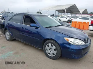 2005 Toyota Camry STD z VIN 4T1BE32K55U084967, wystawiony jako IAAI lot #42138311 z przebiegiem 272 779 mil mil oraz . Historia ofert i sprzedaży dostępna na DreamBid. Obrazek 1.