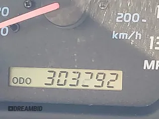 2001 Toyota Land Cruiser z VIN JTEHT05J912007249, wystawiony jako IAAI lot #42409963 z przebiegiem 303 292 mil mil oraz . Historia ofert i sprzedaży dostępna na DreamBid. Obrazek 15.