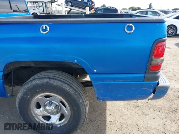 1999 Dodge 1500 z VIN 3B7HC13Z2XG197088, wystawiony jako IAAI lot #41686269 z przebiegiem 210 662 mil mil oraz . Historia ofert i sprzedaży dostępna na DreamBid. Obrazek 18.