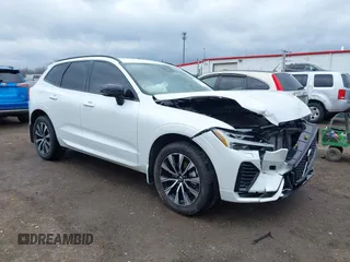 2025 Volvo XC60 Core z VIN YV4M12RJ8S1002840, wystawiony jako IAAI lot #42081298 z przebiegiem 8 343 mil mil oraz . Historia ofert i sprzedaży dostępna na DreamBid. Obrazek 1.