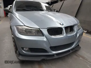 2011 BMW 3 Series 328i z VIN WBAPH5C58BA448671, wystawiony jako IAAI lot #42337923 z przebiegiem 121 888 mil mil oraz . Historia ofert i sprzedaży dostępna na DreamBid. Obrazek 6.