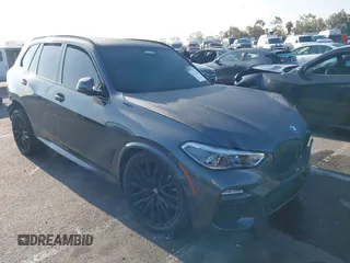 2021 BMW X5 sDrive40i z VIN 5UXCR4C02M9H56406, wystawiony jako IAAI lot #42146537 z przebiegiem 37 789 mil mil oraz . Historia ofert i sprzedaży dostępna na DreamBid. Obrazek 1.