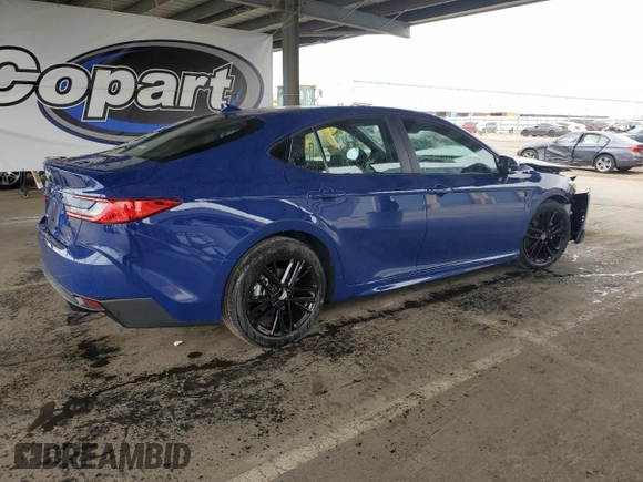 2025 Toyota Camry LE z VIN 4T1DAACK9SU164954, wystawiony jako Copart lot #60821285 z przebiegiem 9 924 mil mil oraz Szkoda całkowita • Salvage title. Historia ofert i sprzedaży dostępna na DreamBid. Obrazek 3.