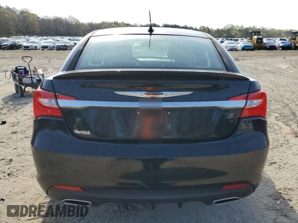 2014 Chrysler 200 Limited z VIN 1C3CCBCG1EN191628, wystawiony jako Copart lot #52771395 z przebiegiem 140 340 mil mil oraz Tytuł czysty. Historia ofert i sprzedaży dostępna na DreamBid. Obrazek 6.