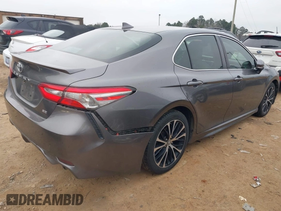 2018 Toyota Camry LE z VIN 4T1B11HK3JU630411, wystawiony jako IAAI lot #41423338 z przebiegiem 134 959 mil mil oraz . Historia ofert i sprzedaży dostępna na DreamBid. Obrazek 4.