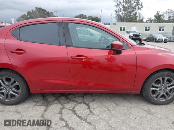 2019 Toyota Yaris L z VIN 3MYDLBYV6KY511548, wystawiony jako IAAI lot #41725445 z przebiegiem 62 628 mil mil oraz . Historia ofert i sprzedaży dostępna na DreamBid. Obrazek 13.