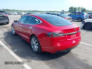 2016 Tesla Model S 90D z VIN 5YJSA1E4XGF171244, wystawiony jako IAAI lot #42584589 z przebiegiem 85 412 mil mil oraz . Historia ofert i sprzedaży dostępna na DreamBid. Obrazek 3.
