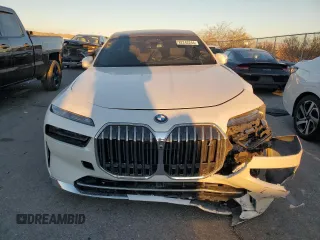 2024 BMW i7 xDrive60 z VIN WBY53EJ01RCP72333, wystawiony jako Copart lot #82242244 z przebiegiem Nie podano mil oraz Szkoda całkowita • Salvage title. Historia ofert i sprzedaży dostępna na DreamBid. Obrazek 5.