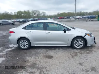 2025 Toyota Corolla LE z VIN 5YFB4MDE0SP241530, wystawiony jako IAAI lot #42175543 z przebiegiem 3222 mil mil oraz . Historia ofert i sprzedaży dostępna na DreamBid. Obrazek 13.