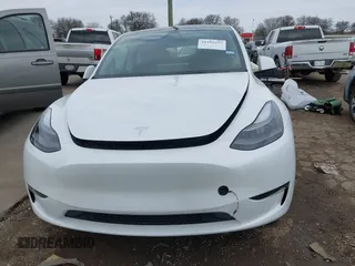 2025 Tesla Model Y Long Range z VIN 7SAYGDED9SA357876, wystawiony jako IAAI lot #41555227 z przebiegiem 1 600 mil mil oraz . Historia ofert i sprzedaży dostępna na DreamBid. Obrazek 11.