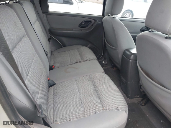 2005 Ford Escape XLT with VIN 1FMYU03175KA91500, listed as a IAAI auction lot 41958585 with 169,824 mi miles. Bid and sale history available at carsss.com. Image 8.