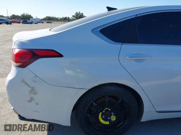 2015 Hyundai Genesis 3.8L with VIN KMHGN4JE1FU059833, listed as a IAAI auction lot 41711970 with 159,061 mi miles. Bid and sale history available at carsss.com. Image 17.