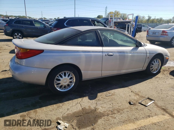 2001 Saturn SC z VIN 1G8ZY14751Z338353, wystawiony jako Copart lot #75086154 z przebiegiem 100 044 mil mil oraz Tytuł czysty. Historia ofert i sprzedaży dostępna na DreamBid. Obrazek 3.